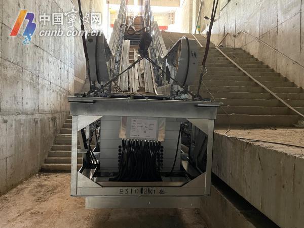 宏大電梯組裝生產(chǎn)的自動扶梯正在寧波一新建地鐵站安裝.王博 林彬 攝